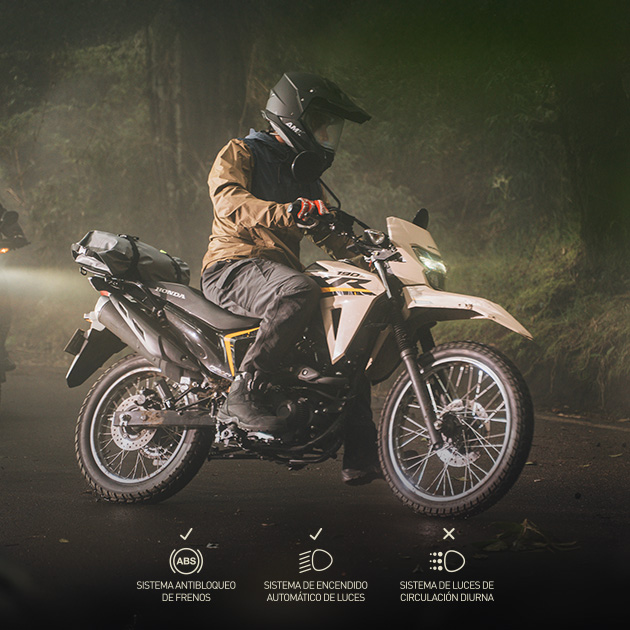 moto doble proposito honda en carretera