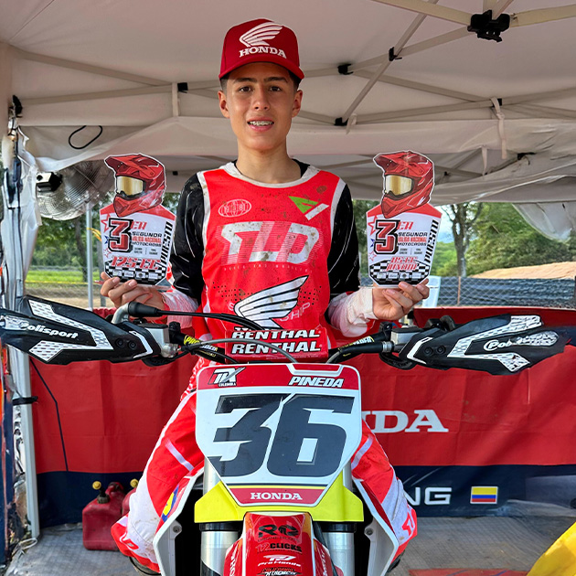 Niño en campeonato de motocross infantil