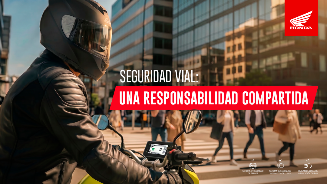 Motociclista en la ciudad con casco certificado